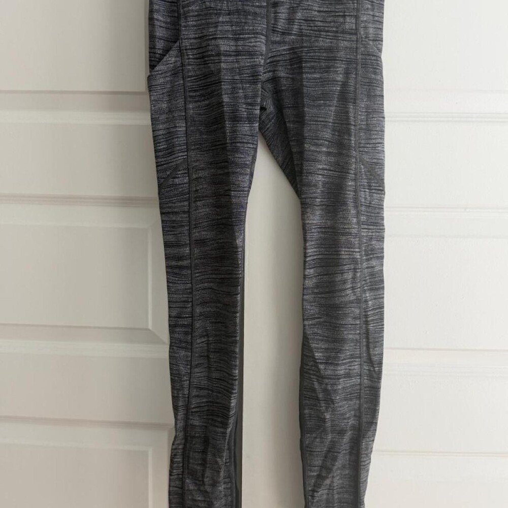 Lululemon gray and black marbled leggings #activewear #athleisure size 4